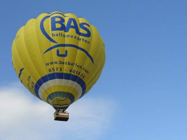 Ballonvaart hoog in de wolken