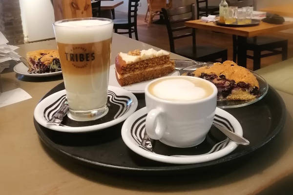 Koffie met wat lekkers erbij