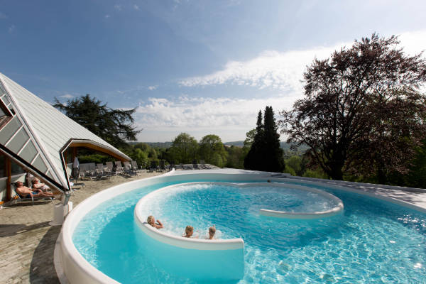 Geniet in het buitenbad van het mooie uitzicht bij Thermae 2000