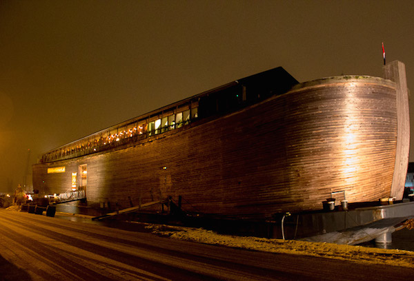De Ark van Noach in het donker