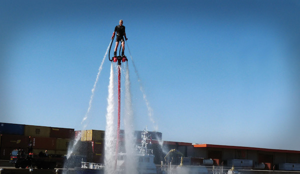 Man is aan het flyboarden