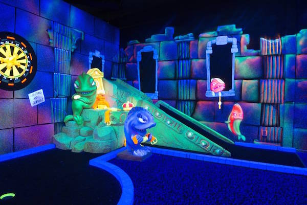 Dagje uit BubbelJungle Golf in the dark