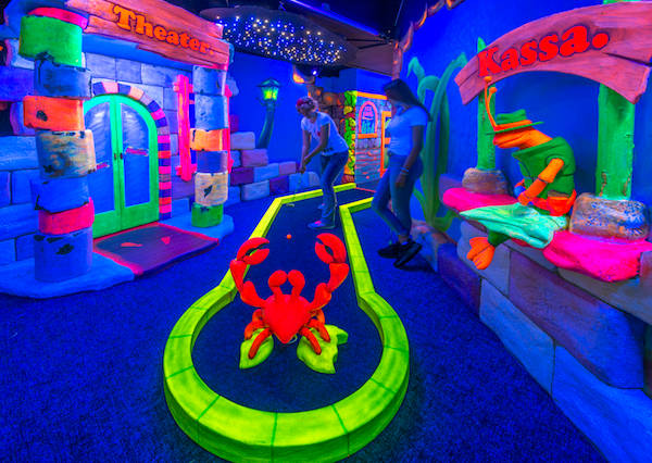 BubbelJungle Golf in the dark: Glow Golf, ook leuk voor volwassenen