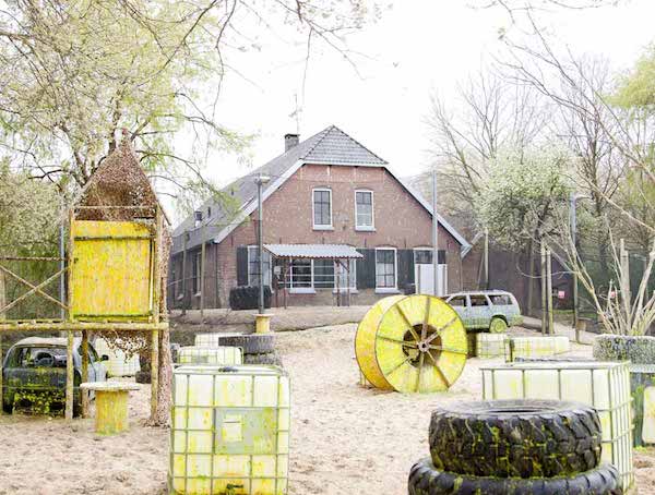 Overzicht van een speelveld bij Paintball Boerderij