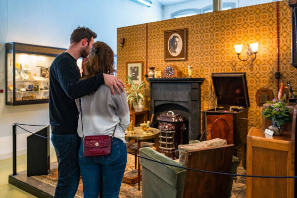 Mensen bij woonkamer met openhaard