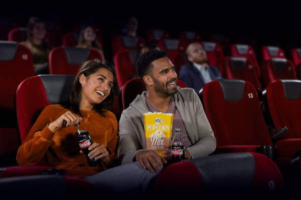 Film kijken in bioscoop met popcorn