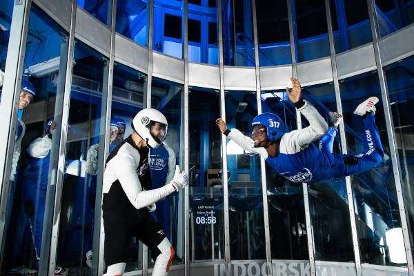 Jongen vliegt in windtunnel