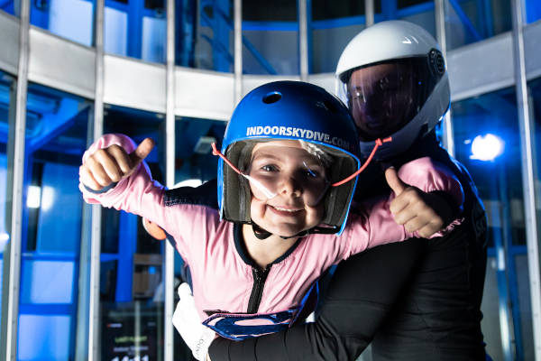 Meisje in windtunnel van dichtbij