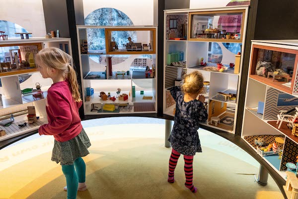 De kleinsten maken eigen fantasiegebouwen in Bouwstad, of mogen hun droomhuis inrichten in het Poppenhuis