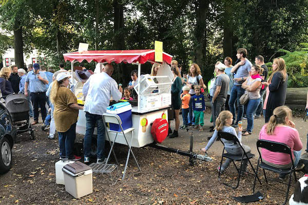 De bekende ijscowagen trekt veel klanten