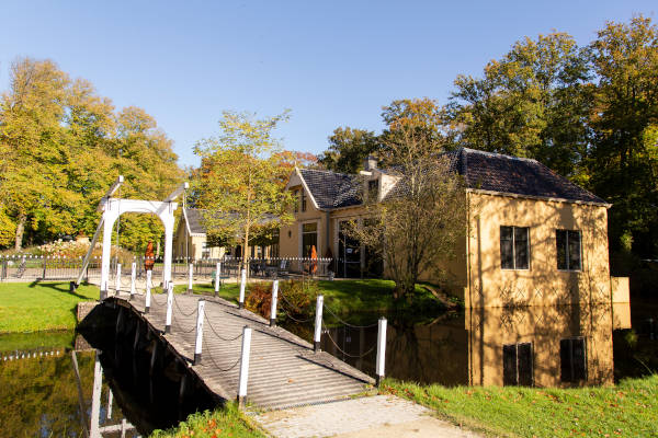 Brug over het water naar het museum