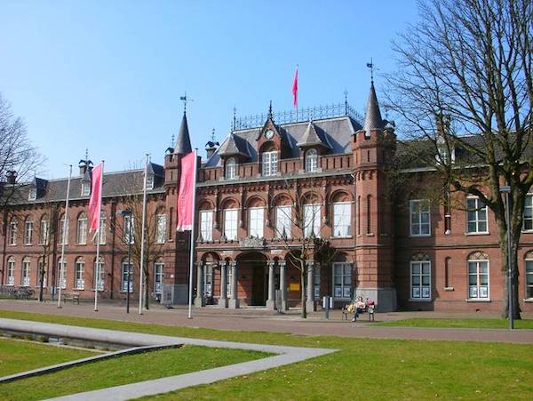 Breda's museum: Vooraanzicht van het prachtige gebouw - Breda - Fijnuit.nl