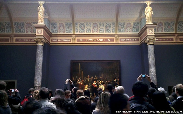 Iedereen geniet van prachtige schilderijen bij het Rijksmuseum Amsterdam