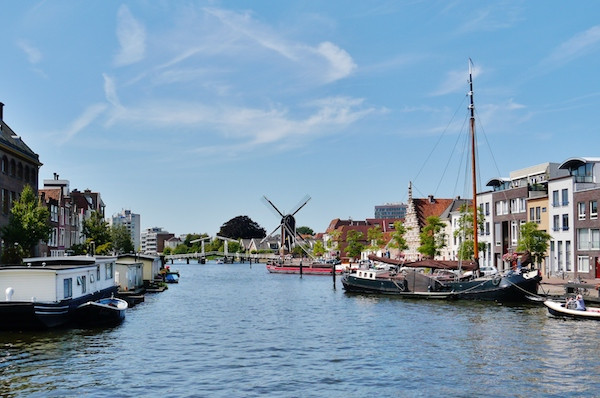 Bezienswaardigheden in Leiden varen door grachten en singels
