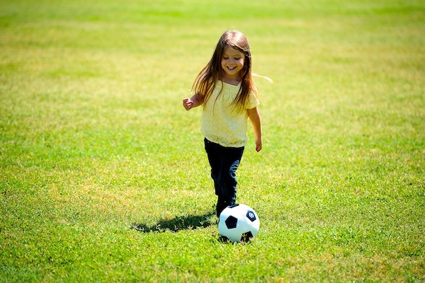 Meisje aan het voetballen